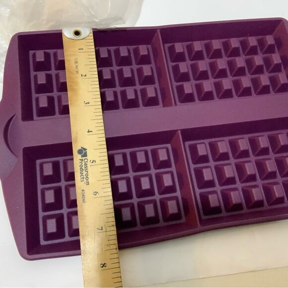 New Tupperware Silicone Waffle Form Pan - Picture 6 of 9